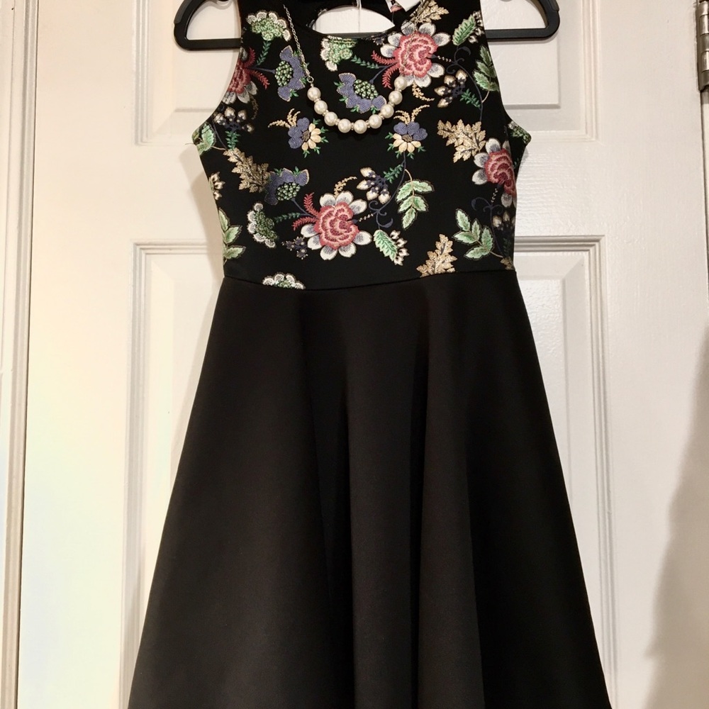 Metallic Floral Print Cocktail Dress & Faux Pearls - Picture 3 of 6
